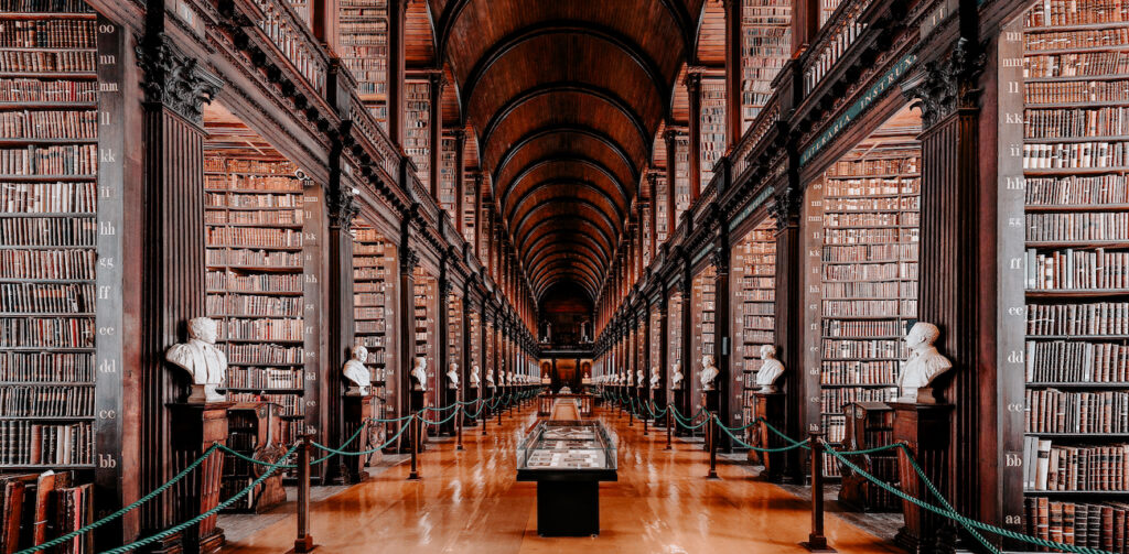 Drömmiga bibliotek Trinity College Library Dublin Irland